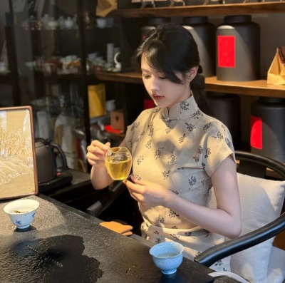 茶席中的国风女孩
